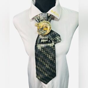 Luxurious Green Multicolored Necktie with Gold Chameleon Brooch